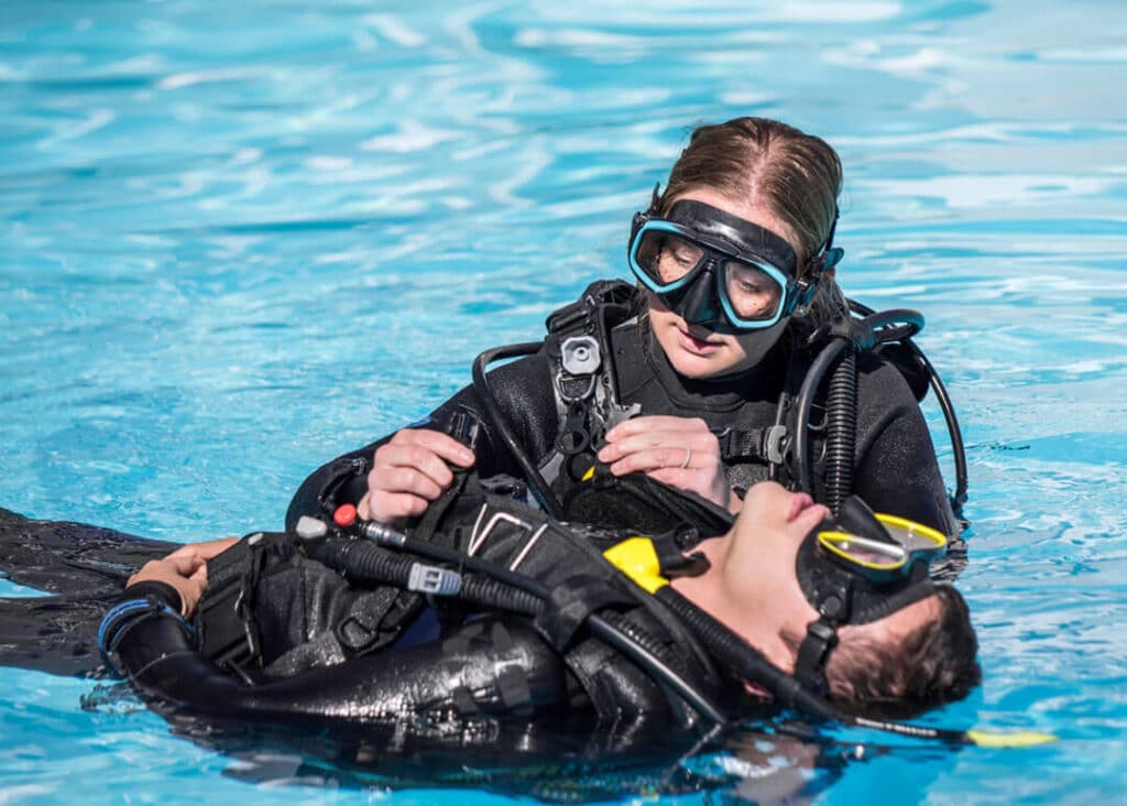 Girl rescues young man in swimming pool during PADI rescue course